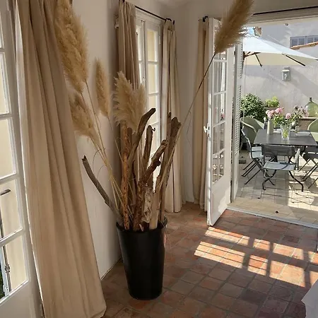 דירה Elegant Flat Tropez With Terrace